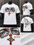 Playera Hombre DarkCity Blanca con Estampado de Ojos y Cruz