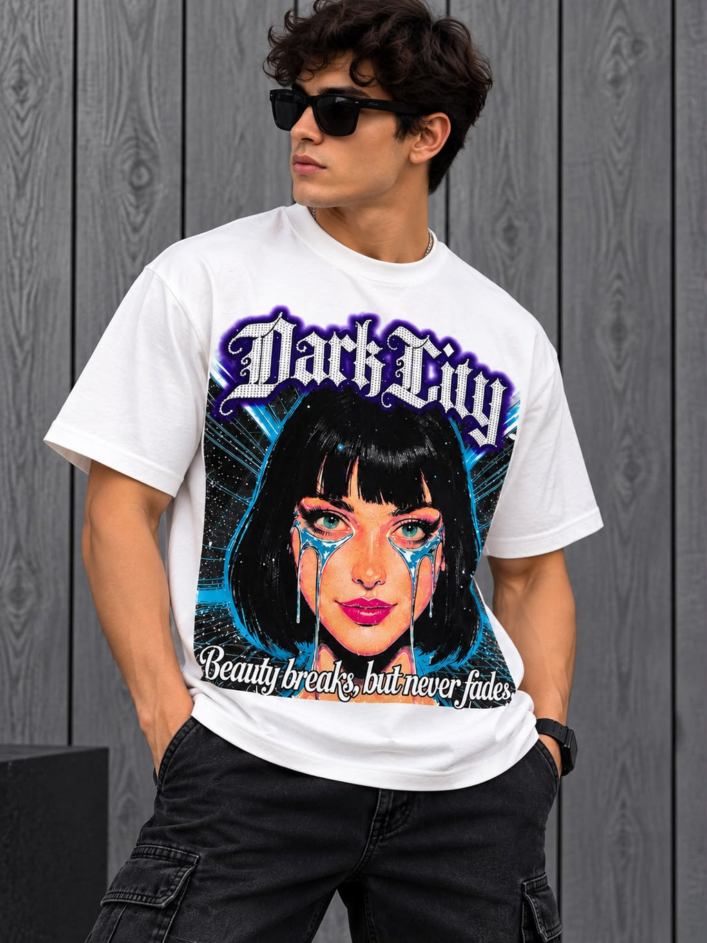 Playera Blanca Dark City – Estampado Gráfico Urbano